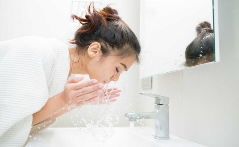 Làm sạch mặt với nước mát bằng những sản phẩm dịu nhẹ
