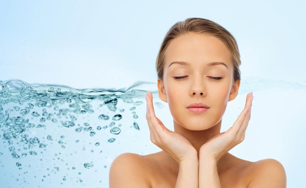 Dưỡng ẩm cho da vào ngày hè để giúp kiểm soát dầu và cải thiện da khô ráp