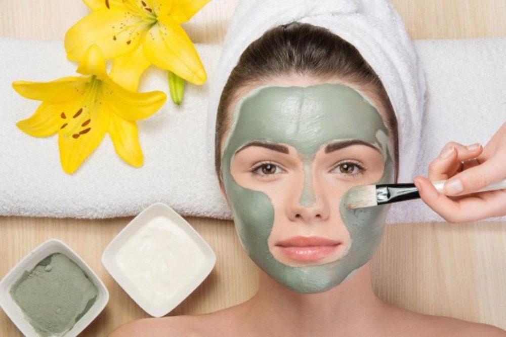 Đắp mặt nạ giúp cung cấp dưỡng chất và phục hồi da khỏe mạnh
