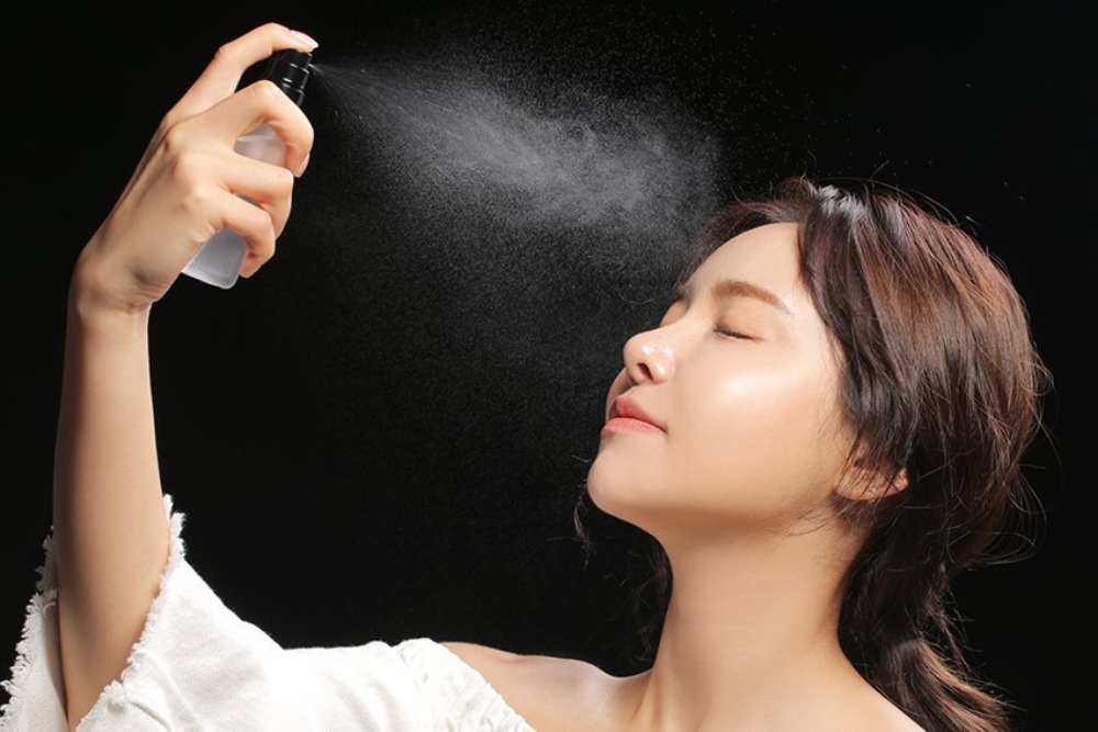 Sử dụng xịt khoáng để cấp ẩm tức thì cho da