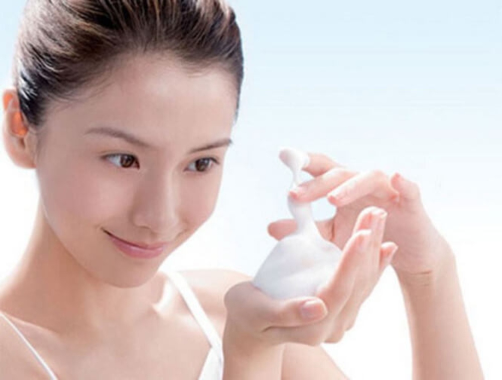 Sử dụng những loại sữa rửa mặt làm sạch phù hợp với mùa hè để không làm khô da