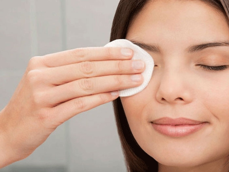 Bạn cũng có thể chăm sóc vùng da mắt bằng sữa lạnh tại nhà