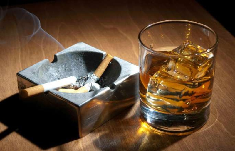 Thuốc lá và rượu bia có tác động không tốt đến sức khỏe tổng thể và vùng da mắt