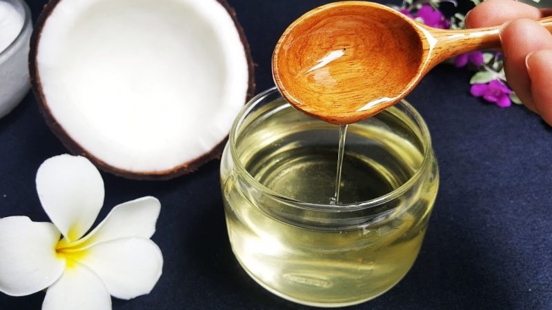 Chăm sóc vùng da mắt với dầu dừa vừa hiệu quả lại an toàn, lành tính