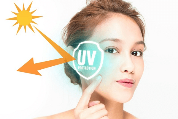 Sử dụng kem chống nắng để ngăn ngừa những tác động gây hại từ tia UV và môi trường