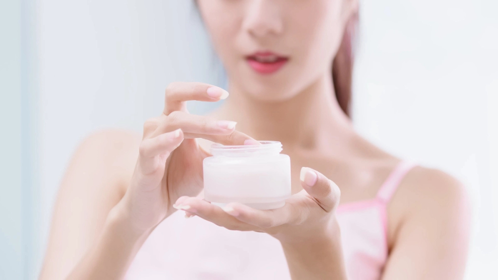 Sử dụng kem dưỡng ẩm gốc nước thay vì gốc dầu