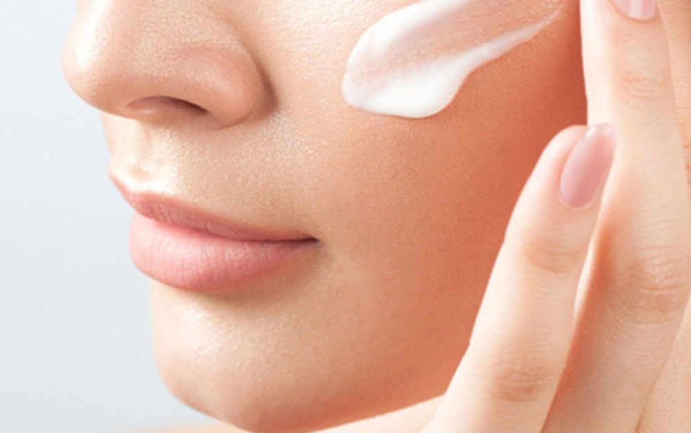 Sử dụng một lượng kem dưỡng ẩm vừa đủ để thoa lên da