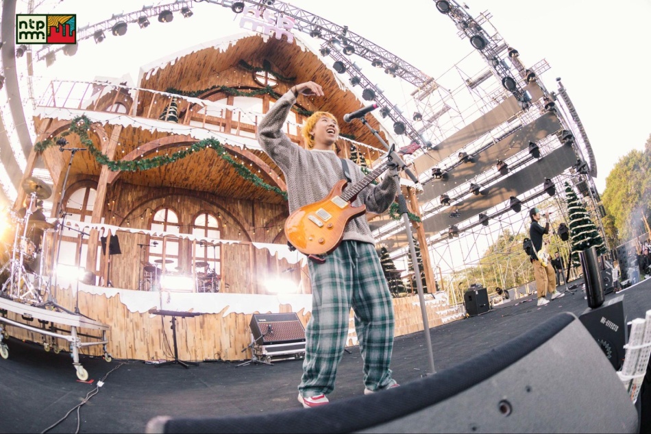 Không khí bùng nổ tại show diễn