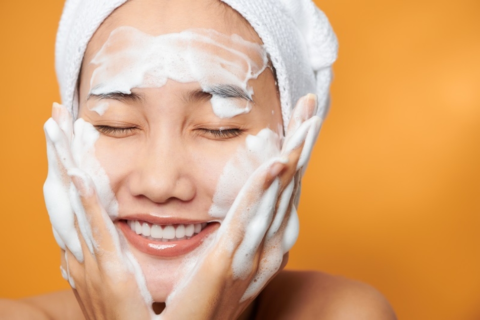 Đặc điểm của sữa rửa mặt có thể dùng cho mọi loại da
