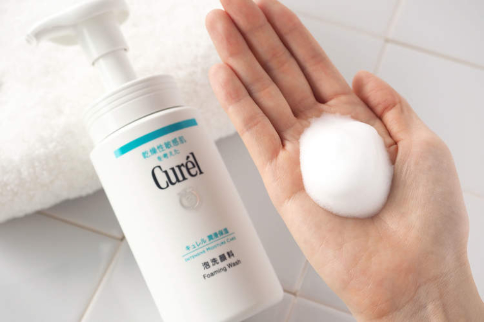 Sữa rửa mặt Curel Intensive Moisture Foaming Wash