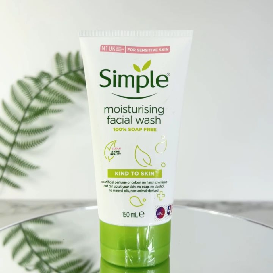 Sữa rửa mặt cho da khô Simple Moisturizing Facial Wash