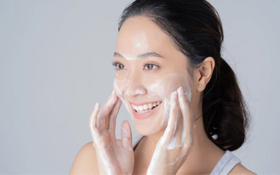 Nên chọn sữa rửa mặt dạng hạt hay có bọt thì tốt cho da khô?