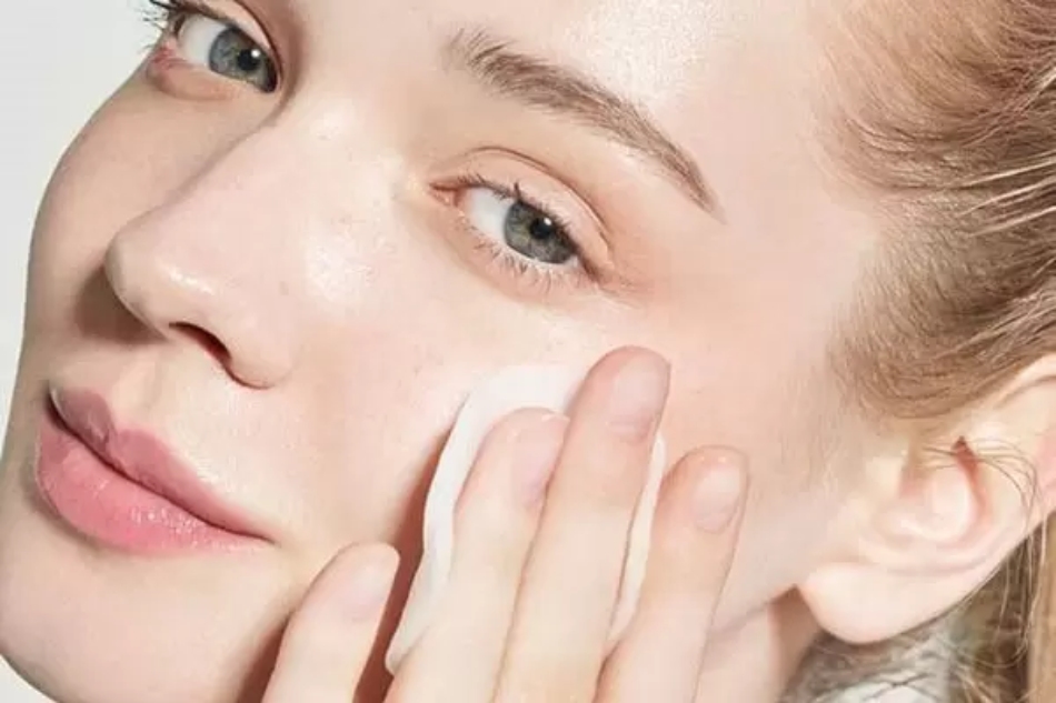 Dùng toner cân bằng da