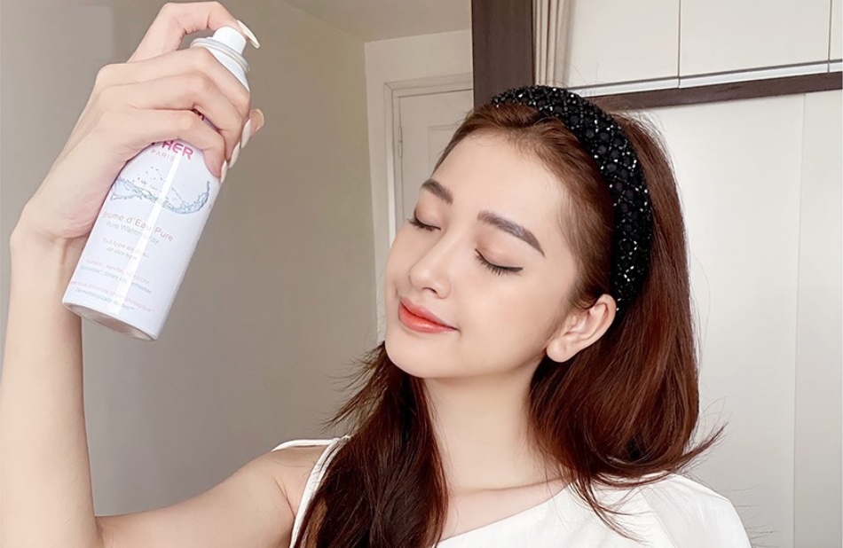 Xịt khoáng giúp làm bền lớp trang điểm cho da khô