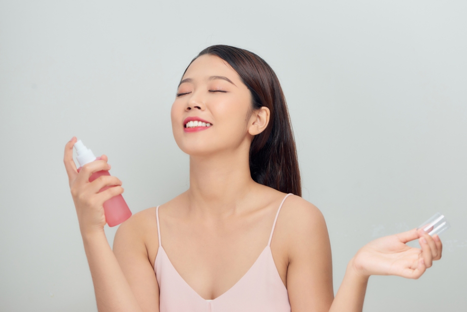 Hướng dẫn sử dụng xịt khoáng cho da nhạy cảm đúng cách