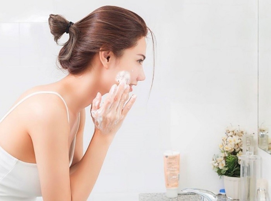 Dùng sữa rửa mặt dịu nhẹ