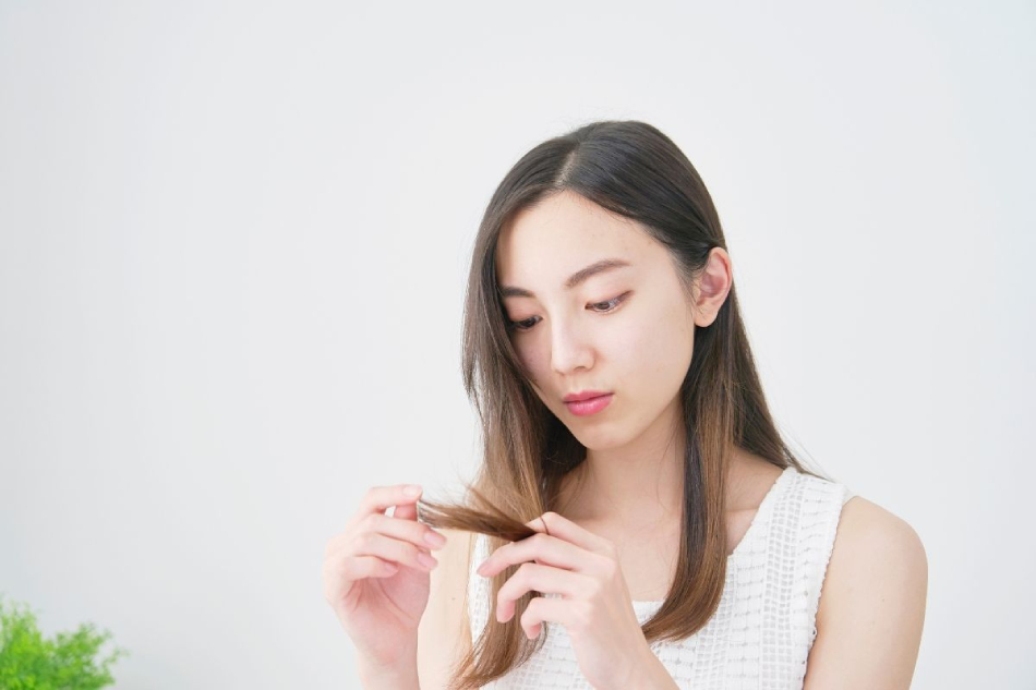 Sử dụng dầu gội dưỡng tóc chuyên dụng cho tóc rễ tre