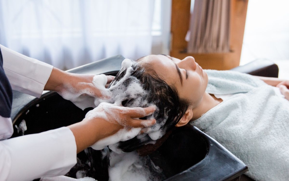 Gội đầu với tần suất hợp lý để giảm thiểu tóc gãy rụng và khô xơ
