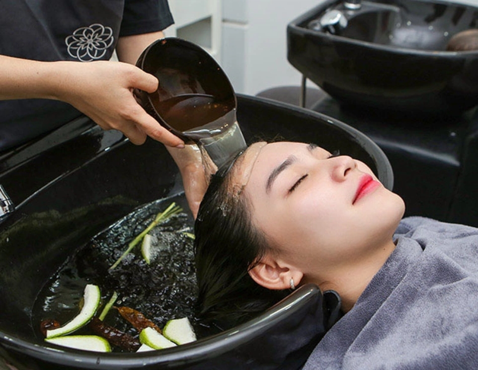 Cải thiện gàu sau nhuộm tóc bằng nước bồ kết