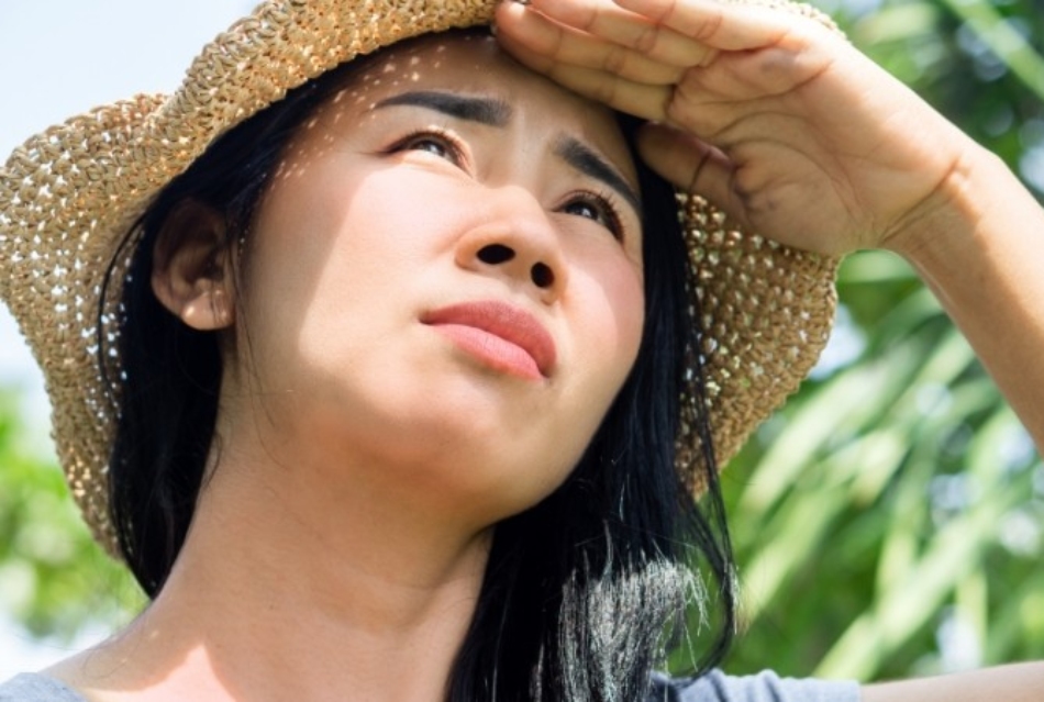 Dùng sữa rửa mặt trắng da có bắt nắng không?